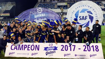 Soccer Football - Boca Juniors v Gimnasia y Esgrima La Plata - Argentine Superliga - Juan Carmelo Zerillo stadium, La Plata, Argentina - May 9, 2018 - Boca Juniors' players celebrate clinching the Argentine Superliga championship after their match ag