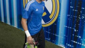 Iker Casillas, saliendo al Cardiff City Stadium.