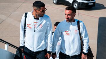 Los mallorquinistas Omar Mascarell y Sergi Darder subiendo al avión.