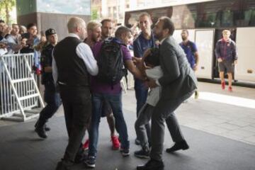 Un aficionado ha tratado de llegar hasta Messi en la llegada del Barcelona a Estocolmo pero ha sido frenado por la seguridad del conjunto azulgrana.