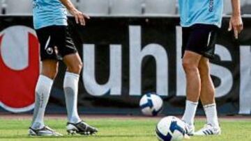 <b>¿SE VAN? </b>Luis García y Albert Riera, juntos en el entrenamiento de ayer sobre el césped de Montjuïc, el mismo que pisarán esta noche ante el Udinese. Quien sabe si uno lo hará por última vez.