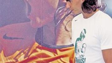 <b>REFLEJO DORADO. </b>Rafa Nadal presentó ayer la nueva equipación que llevará en el Open SEAT.
