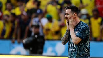 AMDEP8516. GUAYAQUIL (ECUADOR), 29/03/2022.- Lionel Messi calienta antes del inicio del partido entre Ecuador y Argentina por las eliminatorias sudamericanas para el mundial de la FIFA Catar 2022, hoy, en Guayaquil (Ecuador). EFE/ Franklin Jácome POOL
