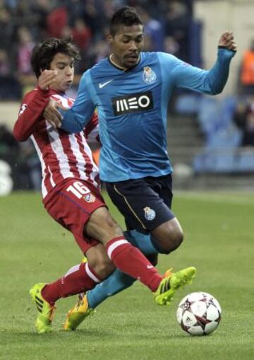 El defensa del Oporto Alex Sandro (d) disputa un balón con el delantero del Atlético de Madrid Óliver Torres (i), en el partido de la sexta jornada de la Liga de Campeones que se disputa esta noche en el estadio Vicente Calderón de Madrid.