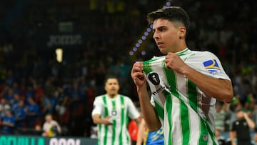 SEVILLA, 18/05/2024.- Ra¨²l Jim¨¦nez S¨¢nchez del Real Betis celebra el gol marcado al Servigroup Pe?¨ªscola este s¨¢bado, durante la primera semifinal de la Copa del Rey de f¨²tbol sala, en el Pabell¨®n de Deportes San Pablo de Sevilla. EFE/ Ra¨²l Caro