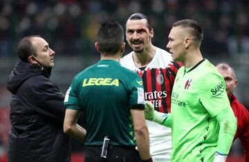 El chileno Gary Medel y el sueco Zlatan Ibrahimovic protagonizaron un fuerte choque durante el partido entre el AC Milan y el Bolonia. Los dos jugadores quedaron tendidos en el césped, sangrando. Necesitaron de asistencia médica para poder incorporarse.
