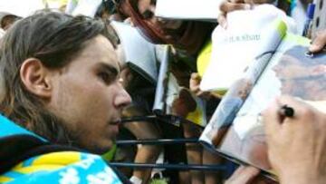 <b>ATENTO. </b>Nadal atiende a las peticiones de los aficionados.