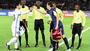 Janny Sikazwe (tercero por la izquierda) observa el saludo entre los capitanes del Kashima Antlers y del Auckland City el pasado 8 de diciembre, en el partido inaugural del Mundial de Clubes