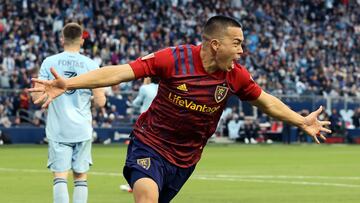 Con un gol en tiempo de compensaci&oacute;n, Real Salt Lake se impuso a Sporting Kansas City y avanza a la final de la Conferencia Oeste, donde espera Portland.