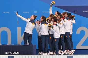 Las espa?olas celebran la medalla de plata. 