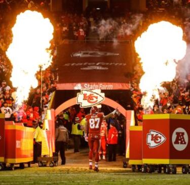 El jugador de los Kansas City Travis Kelce antes del comienzo del partido de la NFL contra los Oakland Raiders.