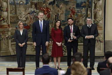 La reina Letizia entrega el galardón al alcalde de Tarragona, Rubén Viñuales, en representación del Ayuntamiento de Tarragona que ha sido reconocido con el Premio Consejo Superior de Deportes como la entidad local española que más ha contribuido a la promoción del deporte en 2024.