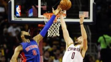 Andre Drummond pelea con un rebote con Kevin Love.