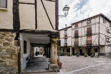 Es uno de los pueblos más bonitos de la provincia de Burgos. Cuenta con un gran patrimonio monumental, en el que destacan su Plaza Mayor, el Torreón de Fernán González o de Doña Urraca, la estatua de la princesa Kristina de Noruega, la Colegiata de San Cosme y San Damián, la Iglesia de Santo Tomás y la muralla de Covarrubias.