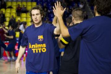 Marcelinho Huertas jugador del Barcelona de Baloncesto con una camiseta dando ánimos a Tito tras su última recaída en diciembre del 2012.