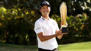 El estadounidense Kevin Na posa con el trofeo de campeón del Sony Open de Hawaii en el Waialae Country Club de Honolulu, Hawaii.