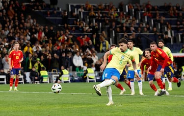 3-3. Lucas Paquetá, con su pierna izquierda, dispara al palo derecho de Unai Simón para anotar el tercer gol brasileño.
