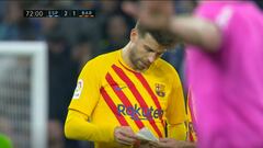 La escena viral de Xavi: da instrucciones con un papel