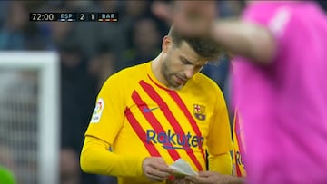 La escena viral de Xavi: da instrucciones con un papel