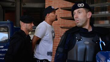 EPA2749. BARREIRO (PORTUGAL), 16/05/2018.- Uno de los detenidos ayer después de que medio centenar de aficionados del Sporting de Portugal invadieran la ciudad deportiva del club, llega al tribunal de Barreiro, En Portugal, hoy, 16 de mayo de 2018.