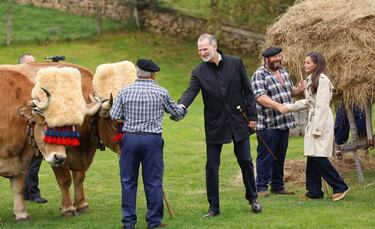El Rey Felipe y la Reina Letizia durante el acto de entrega del Premio al 'Pueblo Ejemplar' de Asturias 2025 a Valdesoto.