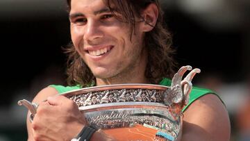 Rafa Nadal posa con el trofeo de Roland Garros tras proclamarse campeón en 2008.