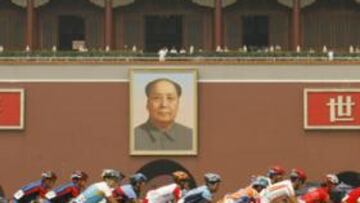 <b>EN LA CIUDAD PROHIBIDA. </b>El pelotón del preolímpico de fondo celebrado este verano en Pekín pasa por la plaza de Tiananmen delante del retrato de Mao Zedong.