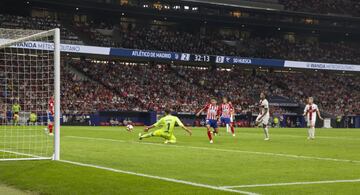 3-0. El VAR concedi¨® el tercer gol a Koke.