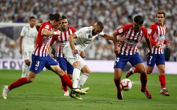 Benzema con Filipe Luis y Rodrigo.