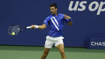 Novak Djokovic ejecuta un drive en el US Open.
