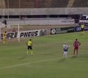 En Brasil no dan crédito: va a tirar un penalti y el portero hace esto...