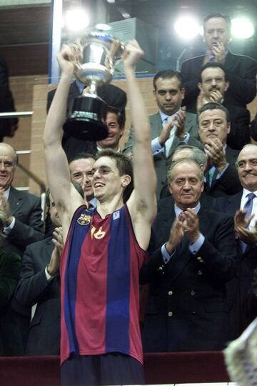 Triunfó desde sus inicios en el Barcelona, donde conquistó el Campeonato de España Junior, la Copa del Rey, varios títulos ACB...