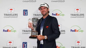 Bubba Watson posa con el trofeo de ganador del Travelers Championship en el campo de golf TPC River Highlands de Cromwell, Connecticut.