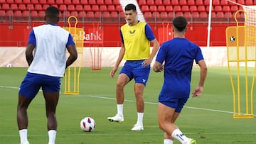 César Montes entrenando con el Almería. Fuente: Página web del club.