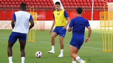 César Montes entrenando con el Almería. Fuente: Página web del club.