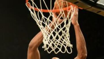 Al Horford de los Atlanta Hawks haciendo un mate.