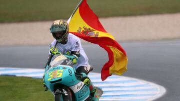 Leopard Racing Honda rider Joan Mir of Spain wears a golden helmet as he proceeds for a victory lap at the end of the Moto3-class Grand Prix of the Australian MotoGP Grand Prix at Phillip Island on October 22, 2017. / AFP PHOTO / GLENN NICHOLLS / -- IMAGE RESTRICTED TO EDITORIAL USE - STRICTLY NO COMMERCIAL USE --