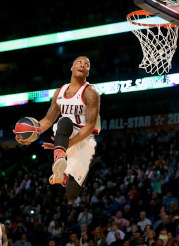 Damian Lillard (Portland Trail Blazers) se pasa el balón entre las piernas.