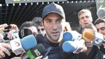 <b>GRAN EXPECTACIÓN. </b>Higuaín, entre decenas de periodistas a su llegada ayer a Barajas.