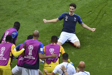 Benjamin Pavard celebra el 2-2.