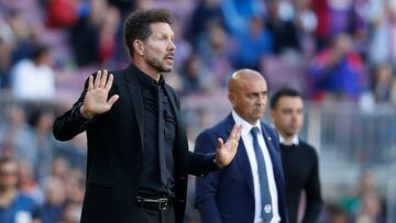 Simeone gesticula en el Camp Nou.