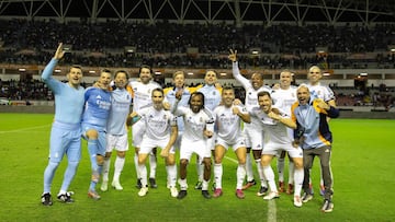 Los veteranos del Real Madrid celebran su victoria sobre el Barcelona en el Clásico jugado en Costa Rica.