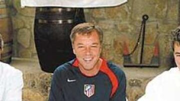 <b>SINTONÍA A TRES BANDAS. </b>El presidente Cerezo y los dirigentes Miguel Ángel Gil, Óscar Gil, Antonio Alonso, Lázaro Albarracín, Miguel Pérez, y el director deportivo Toni Muñoz almorzaron ayer con la prensa en el Club Naútico Náyade de Los Ángeles de San Rafael. César Ferrando almorzó con el equipo pero luego se unió a esta comida. Al técnico le explicaron cómo van las negociaciones por los otros jugadores que todavía pretende el Atlético.