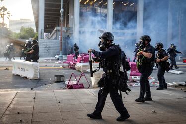 Oficiales del Departamento de Policía de Los Ángeles (LAPD) se acercan a los manifestantes frente al Ayuntamiento de Los Ángeles durante una protesta contra las redadas federales de inmigración en el centro de la ciudad. 