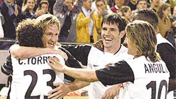 <B>LA GRAN FIESTA</B>. El Valencia se despide de un gran año con las Copas de Liga y UEFA.