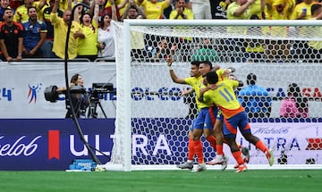 Luis Díaz y Jhon Arias abrazan a Daniel Muñoz luego de que anotara el primer gol de Colombia en la Copa América.