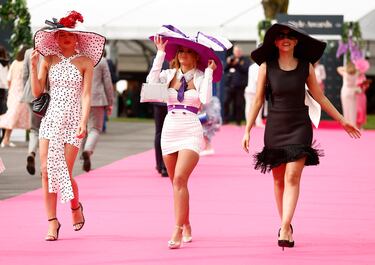 Durante el Ladies Day, las mujeres acuden con pamelas, y sombreros extravagantes, acompañados de vestidos de colores llamativos.