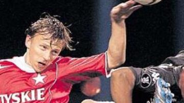 <b>INTERÉS. </b>Marcin Baszynski, a la izquierda en la imagen, puede ser el próximo fichaje del Elche.