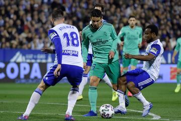 James Rodríguez entre James Igbekeme y Pichu Atienza.