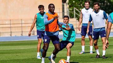 Dion Lopy en un entranamiento del Almería.